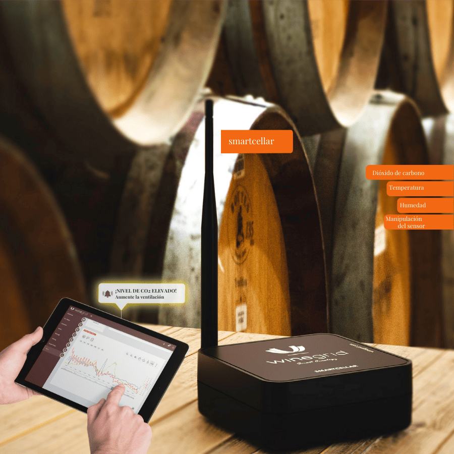 Dispositivo IoT Smartcellar controlando niveles de CO2, temperatura y humedad en sala de barricas para seguridad laboral.